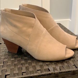 NURTURE OPEN TOE ZIPPER BACK SMALL WEDGE HEEL